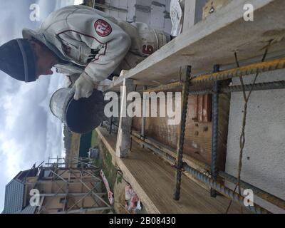 Arbeiter machen Beton in Schalung mit Trowel, Bau eines neuen Hauses.2020 Stockfoto