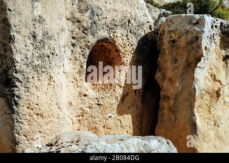 Loch in der Kalksteinwand der alten Tempel von Ggantija in Xaghra auf der Insel Gozo, Malta Stockfoto