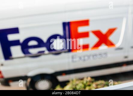 Paris, Frankreich - 7. März 2014: FedEx Lieferwagen mit Blick auf die Straße geparkt Stockfoto