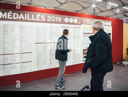 Straßburg, Frankreich - 16. Februar 2020: Männer, die Teilnehmer der Vignerons Independent English betrachten: Unabhängige Winzer der französischen Weinmesse für Privat- und Horeca-Kunden Stockfoto