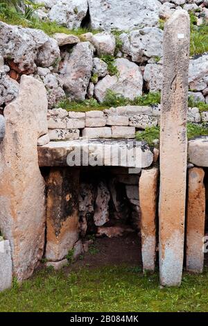 Neolithisches Kalksteintor am ggantija-tempel-Komplex in Xaghra auf der Insel Gozo, Malta. Stockfoto