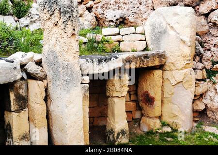 Neolithisches Kalksteintor am ggantija-tempel-Komplex in Xaghra auf der Insel Gozo, Malta. Stockfoto