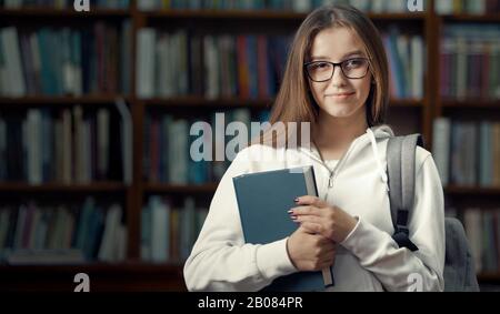 College Mädchen in der Bibliothek Porträt Stockfoto