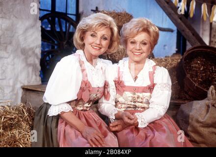 Deutsche Sängerinnen Duo MARIA & MARGOT HELLWIG als Gäste in HANDKÄS mit MUSIK, Deutschland, 1999. Deutsches Sängerduo MARIA & MARGOT HELLWIG als Gäste in HANDKÄS 'MIT MUSIK, Deutschland, 1999. Stockfoto