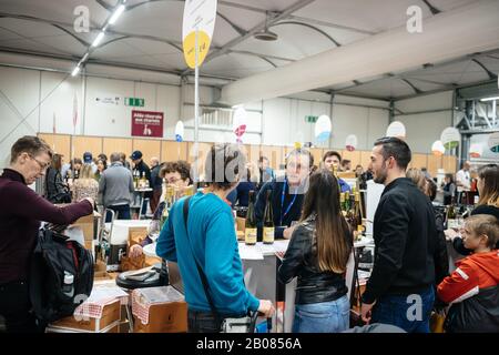 Straßburg, Frankreich - 16. Februar 2020: Besucher der Vignerons Independent English: Unabhängige Winzer der französischen Weinmesse für Privat- und Horeca-Kunden Stockfoto