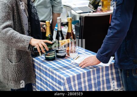 Strasbourg, Frankreich - 16. Februar 2020: Gießen von französischem Champagner auf der Vignerons Independent English: Unabhängige Winzer der französischen Weinmesse für Privat- und Horeca-Kunden Stockfoto