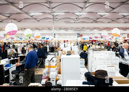 Straßburg, Frankreich - 16. Februar 2020: Weitblick über Hunderte von Menschen und Aussteller auf Vignerons Independent English: Unabhängige Winzer der französischen Weinmesse für Privat- und Horeca-Kunden Stockfoto