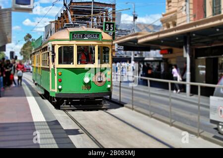 Die Straßenbahn 35 des City Circle, die auf einer Rundstrecke innerhalb des zentralen Geschäftsviertels von Melbourne verkehrt und an wichtigen Touristenattraktionen vorbeiführt. Stockfoto