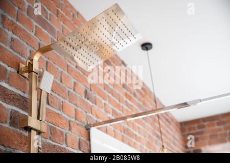 Gießkanne für modernes Duschsystem für Badezimmer im Loft-Stil, mit Ziegelsteinwänden Stockfoto