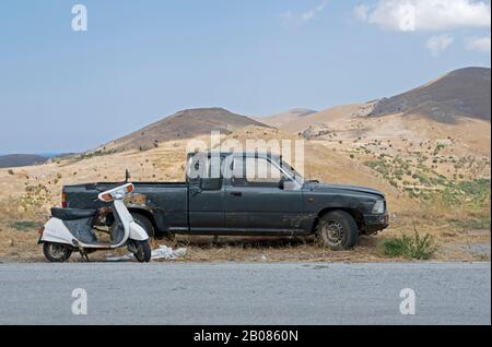 Verlassenes Auto und Roller, Insel Limnos, Griechenland Stockfoto