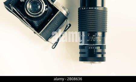 Analoge Fotografie. Isoliert vom Hintergrund. Antike Kamera. Flaches Lay. Spiegelreflexkamera und Objektiv. Objektiv und Teleobjektiv. Schwarzweißfoto. Moslem Stockfoto