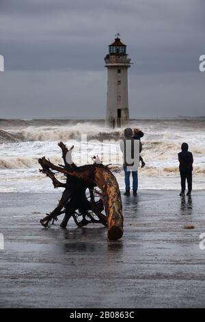 Die Menschen versammeln sich an der Küste, um Storm Ciara im Fort Perch Rock Lighthouse in New Brighton Wallasey UK zu sehen und zu fotografieren Stockfoto