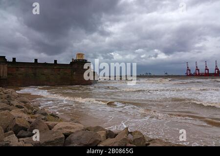 Blick über den Fluss Mersey an einem stürmischen Tag in Richtung Liverpool 2 Docks von New Brighton Wallasey UK mit Fort Perch Rock im Vordergrund. Stockfoto