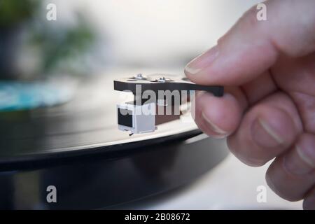 Nahaufnahme Der Hand, Die Die Nadel Des Plattenspielers auf Vinyl LP Bringt Stockfoto