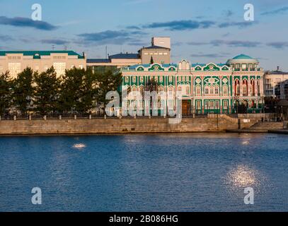 Sevastyanova House am Ufer des Iset River in der Dämmerung, Jekaterinburg, Sibirien, Russische Föderation Stockfoto