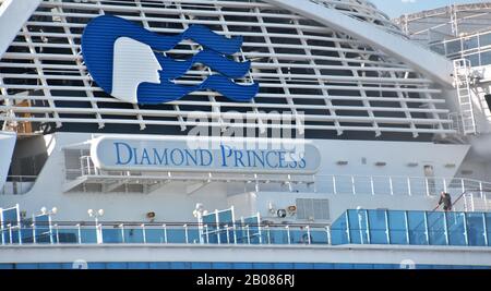 Yokohama, Japan. Feb. 2020. Das unter Quarantäne gestellte Kreuzfahrtschiff Diamond Princess ist am Daikoku Pier in Yokohama, Präfektur Kanagawa-Japan, am Mittwoch, 19. Februar 2020 zu sehen. Passagiere, die negativ auf das neuartige Coronavirus getestet haben, begannen heute, sich vom Kreuzfahrtschiff zu lösen. Foto von Keizo Mori/UPI Credit: UPI/Alamy Live News Stockfoto