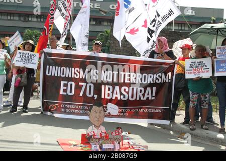 Verschiedene Organisationen veranstalteten eine Protestaktion gegen repressive Angriffe auf Gewerkschaften und andere Menschenrechtsverteidiger, um die Exekutive Order 70 s anzuprangern. 2018 oder der Ansatz der "ganzen Nation", den lokalen kommunistischen bewaffneten Konflikt zu beenden, der staatliche Gelder falsch zuweist und zivile Büros nutzt, um die Organisationen der Menschen kontinuierlich zu belästigen, einzuschüchtern, zu markieren und andere Menschenrechtsverletzungen als Teil des Programms zur Aufstandsbekämpfung der Duterte-Regierung zu begehen. (Foto von Joseph Dacalanio/Pacific Press) Stockfoto