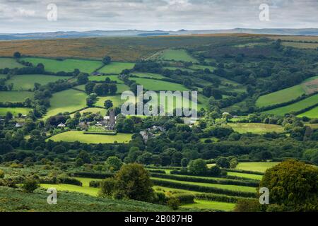 Das Dorf Widecombe-in-the-Moor-Gebiet von Bonehill Down im Dartmoor-Nationalpark, Devon, England. Stockfoto