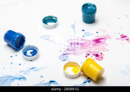 Spritzer von Aquarellfarbe und Lackierzubehör sind dicht Stockfoto