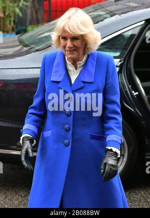 Die Duchess of Cornwall kommt im Rahmen ihres Besuchs in Brent, dem London 2020 Borough of Culture, zu einer Tour durch das Kiln Theatre. PA Foto. Bilddatum: Mittwoch, 19. Februar 2020. Der Lichtbildkredit sollte lauten: Dominic Lipinski/PA Wire Stockfoto