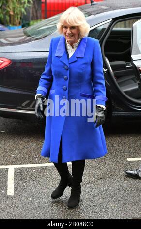 Die Duchess of Cornwall kommt im Rahmen ihres Besuchs in Brent, dem London 2020 Borough of Culture, zu einer Tour durch das Kiln Theatre. PA Foto. Bilddatum: Mittwoch, 19. Februar 2020. Der Lichtbildkredit sollte lauten: Dominic Lipinski/PA Wire Stockfoto