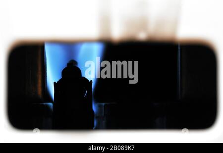 Nahaufnahme der Meldelflamme/Bypass-Flamme im Kessel/Heizelement Stockfoto