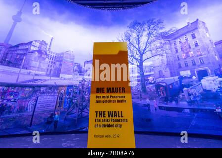 Die Mauer von Asisi, einer Panorama-Ausstellung von Berlin, die gespaltene Stadt von Yadegar Asisi Stockfoto