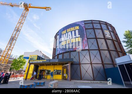 Die Mauer von Asisi, einer Panorama-Ausstellung von Berlin, die gespaltene Stadt von Yadegar Asisi Stockfoto