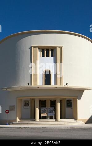 Kino - Theater (1936 - 38 italienischer Rationalismusstil) in Lakki - Insel Leros - Dodekanesische Inseln - Griechenland Stockfoto