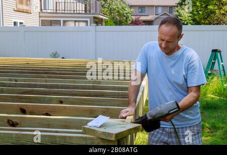 Neue deck Terrasse mit modernen Holzterrasse Einbau der Bodenplatte aus Holz für Terrasse Stockfoto