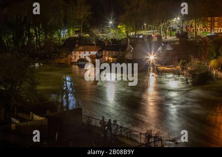 Ironbridge, Großbritannien. Februar 2020. Als die Hochwasserstände auf dem Fluss Severn ihren Höhepunkt in den frühen Morgenstunden des Dienstag, den 18. Februar 2020 erreichten, warteten die Einwohner von Ironbridge darauf zu sehen, ob die Hochwasserschutzanlagen den 470 Tonnen pro Sekunde Wasser widerstehen würden, das durch die Ironbridge Gorge World Heritage Site fließt. Die lange Exposition erzeugt einen Millldeich-Effekt auf die wütende Torrent der wirbelnden Eddies, die bereits zahlreiche Anwesen entlang des Flusses Severn in Shropshire überschwemmt hatten. Credit: Paul Bunch/Alamy Live News. Stockfoto