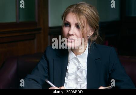 Attraktive lächelnde Geschäftsfrau mittleren Alters im Porträt mit Business-Outfit. Stockfoto