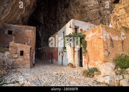 Die Scurati-Höhlen - auch Grotta Mangiapane genannt Stockfoto