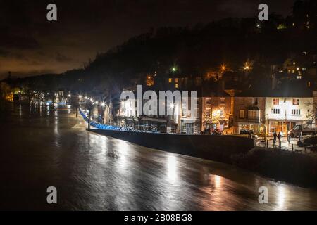 Ironbridge, Großbritannien. Februar 2020. Die Hochwasserschutzanlagen entlang der Wharfage in Ironbridge schafften es, den 470 Tonnen pro Sekunde Wasser zu widerstehen, das durch das Weltnaturerbe der Ironbridge Gorge fließt, als der River Severn seinen Höhepunkt in den frühen Morgenstunden des Dienstag, den 18. Februar 2020 erreichte. Die lange Exposition erzeugt einen Millldeich-Effekt auf die wütende Torrent der wirbelnden Eddies, die bereits zahlreiche Anwesen entlang des Flusses Severn in Shropshire überschwemmt hatten. Credit: Paul Bunch/Alamy Live News. Stockfoto