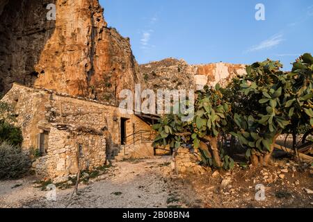 Die Scurati-Höhlen - auch Grotta Mangiapane genannt Stockfoto