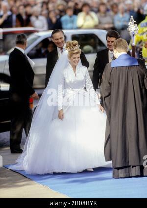 Die Hon Serena Stanhope (heute Viscountess Linley) kommt wegen ihrer Heirat mit Viscount Linley, London, England 08.10.93 in die St Margaret's Church Stockfoto