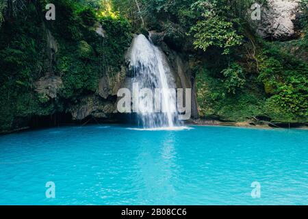 Der Azurblaue Kawasan-Wasserfall in cebu. Die Hauptattraktion auf der Insel. Konzept über Natur und Wanderlust unterwegs Stockfoto