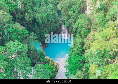 Der Azurblaue Kawasan-Wasserfall in cebu. Die Hauptattraktion auf der Insel. Konzept über Natur und Wanderlust unterwegs Stockfoto