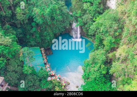 Der Azurblaue Kawasan-Wasserfall in cebu. Die Hauptattraktion auf der Insel. Konzept über Natur und Wanderlust unterwegs Stockfoto