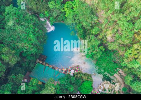 Der Azurblaue Kawasan-Wasserfall in cebu. Die Hauptattraktion auf der Insel. Konzept über Natur und Wanderlust unterwegs Stockfoto