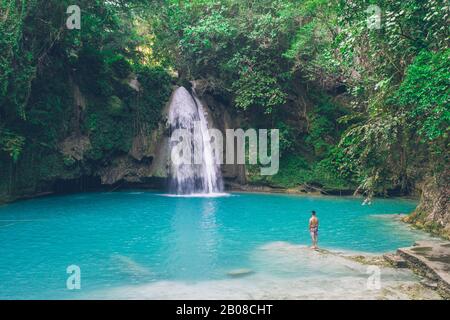 Der Azurblaue Kawasan-Wasserfall in cebu. Die Hauptattraktion auf der Insel. Konzept über Natur und Wanderlust unterwegs Stockfoto