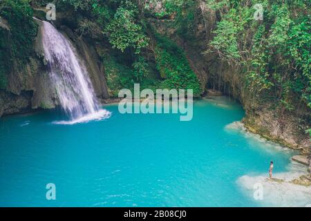 Der Azurblaue Kawasan-Wasserfall in cebu. Die Hauptattraktion auf der Insel. Konzept über Natur und Wanderlust unterwegs Stockfoto