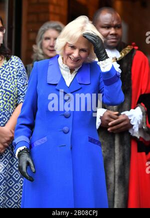 Die Duchess of Cornwall verließ nach einer Führung durch das Kiln Theatre im Rahmen ihres Besuchs in Brent, dem London 2020 Borough of Culture. Stockfoto