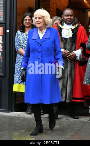 Die Duchess of Cornwall verließ nach einer Führung durch das Kiln Theatre im Rahmen ihres Besuchs in Brent, dem London 2020 Borough of Culture. Stockfoto