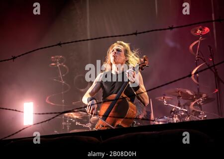 Oslo, Norwegen. Februar 2020. Die finnische Cello-Metal-Band Apocalyptica führt ein Live-Konzert im Spektrum in Oslo auf. Hier ist der Cellist und Musiker Eicca Toppinen live auf der Bühne zu sehen. (Foto (Foto: Gonzales Foto - Terje Dokken). Stockfoto