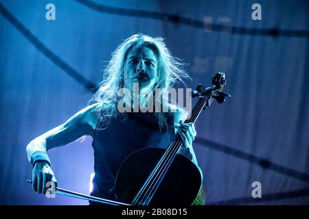 Oslo, Norwegen. Februar 2020. Die finnische Cello-Metal-Band Apocalyptica führt ein Live-Konzert im Spektrum in Oslo auf. Hier ist der Cellist und Musiker Eicca Toppinen live auf der Bühne zu sehen. (Foto (Foto: Gonzales Foto - Terje Dokken). Stockfoto