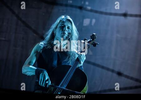 Oslo, Norwegen. Februar 2020. Die finnische Cello-Metal-Band Apocalyptica führt ein Live-Konzert im Spektrum in Oslo auf. Hier ist der Cellist und Musiker Eicca Toppinen live auf der Bühne zu sehen. (Foto (Foto: Gonzales Foto - Terje Dokken). Stockfoto