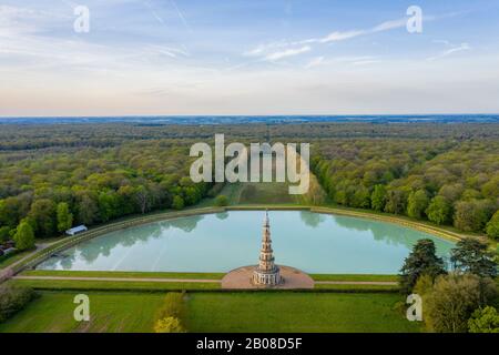 Frankreich, Indre et Loire, Loire-Tal, das von der UNESCO zum Weltkulturerbe ernannt wurde, Amboise, Pagode de Chantaloup, Pagode und der See (Luftbild) (édition bea Stockfoto