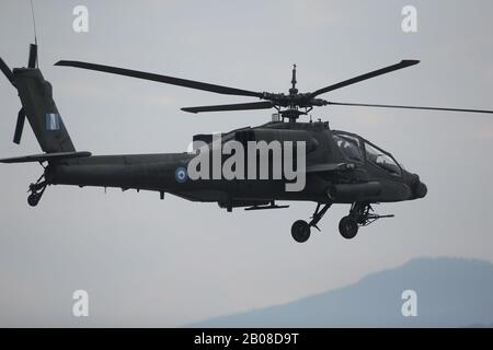 19. Februar 2020, Litochoro, Griechenland: Ein Helikopter der griechischen Armee AH-64 Apache nimmt an der militärischen Übung Teil. Hubschrauber der Army Aviation aus Griechenland und den Vereinigten Staaten nehmen an einer Live-Feuer-Übung Teil, die die enge militärische Zusammenarbeit zwischen den beiden Ländern markiert. (Bild: © Giannis Papanikos/ZUMA Draht) Stockfoto