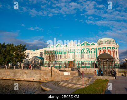 Farbenfrohes historisches Sevastyanova Haus am Ufer des städtischen Sees, Lenin-Allee, Jekaterinburg, Sibirien, Russische Föderation Stockfoto